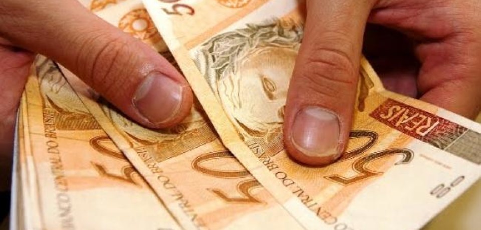 A partir do dia 1º de janeiro, o salário mínimo tem reajuste de 10,53% e passa para R$ 871