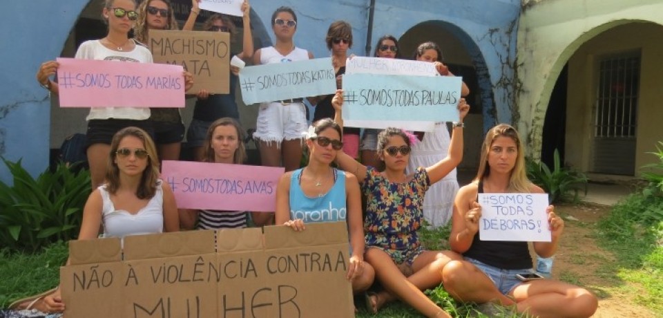 Mulheres Noronha fazem protesto contra estupro de moradora da ilha