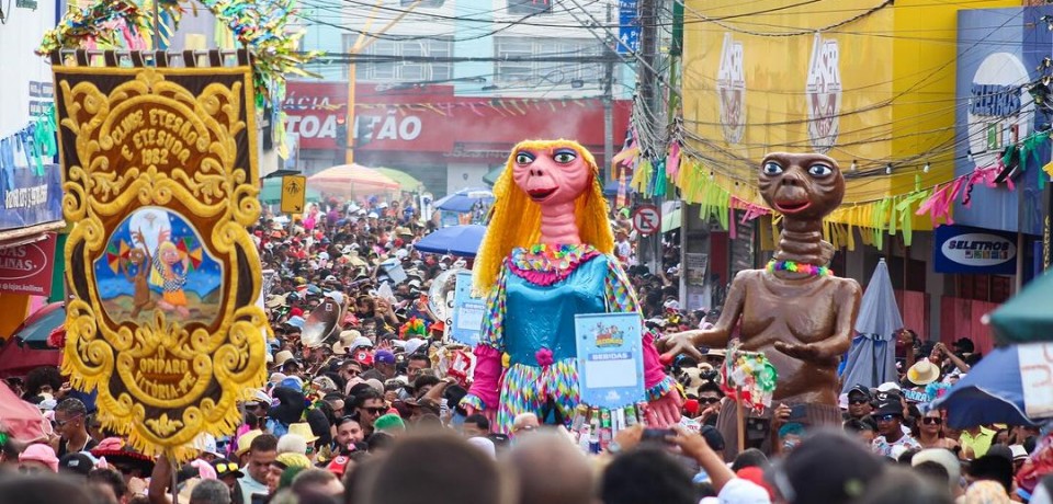 Bloco ÉTesão e ÉTesuda arrasta multidão pelas ruas de Vitória de Santo Antão