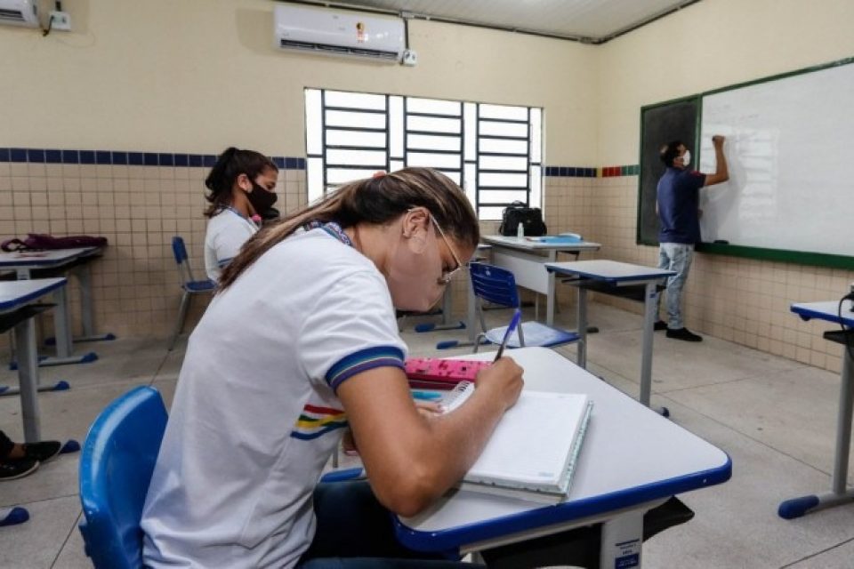 Pernambuco institui benefício anual de R$ 1 mil para professores da Rede Estadual