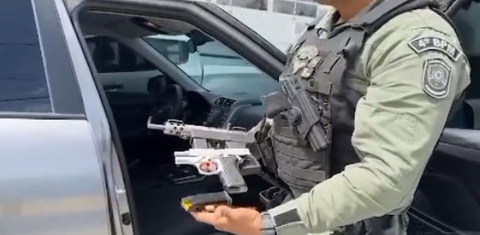 Homem é preso em flagrante com submetralhadora, pistola e carro clonado em Agrestina