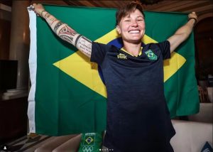 Raquel Kochhann: Conheça a Porta-Bandeira do Brasil nas Olimpíadas de Paris 2024