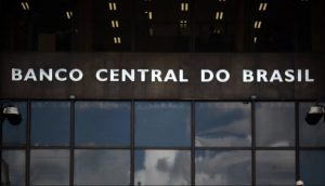 Alta dos Juros no Brasil Contrasta com Cenário Global de Redução de Taxas