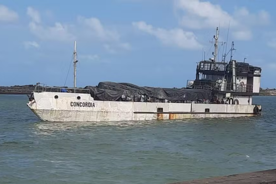 Navio de carga naufraga a caminho de Fernando de Noronha; cinco tripulantes estão desaparecidos