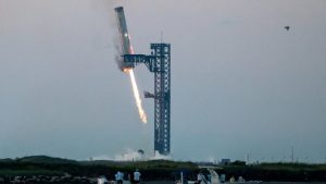 SpaceX Realiza Manobra Inédita com Foguete Starship e Recupera Propulsor com Sucesso