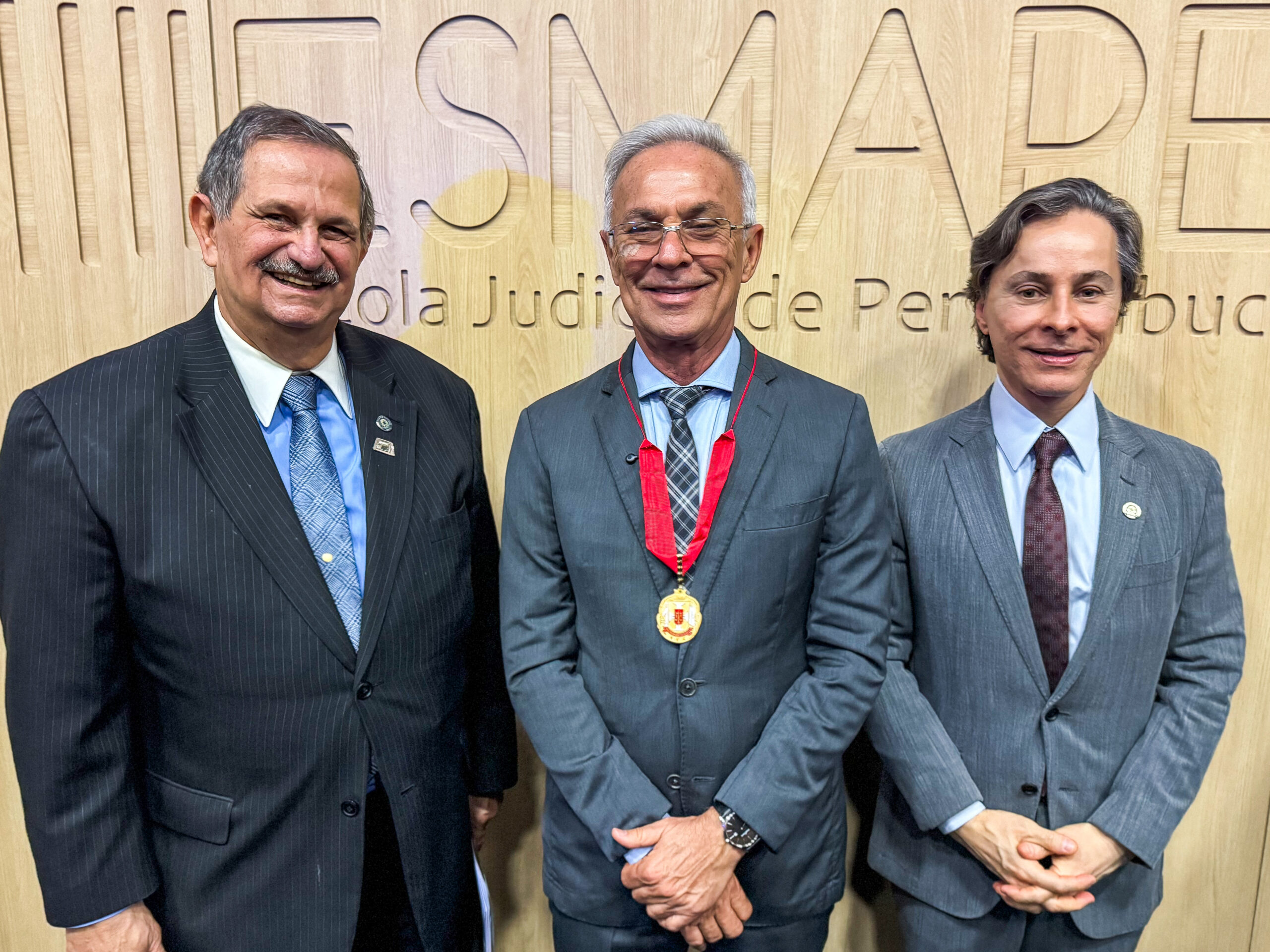 Prefeito Paulo Roberto recebe maior honraria do TRE-PE