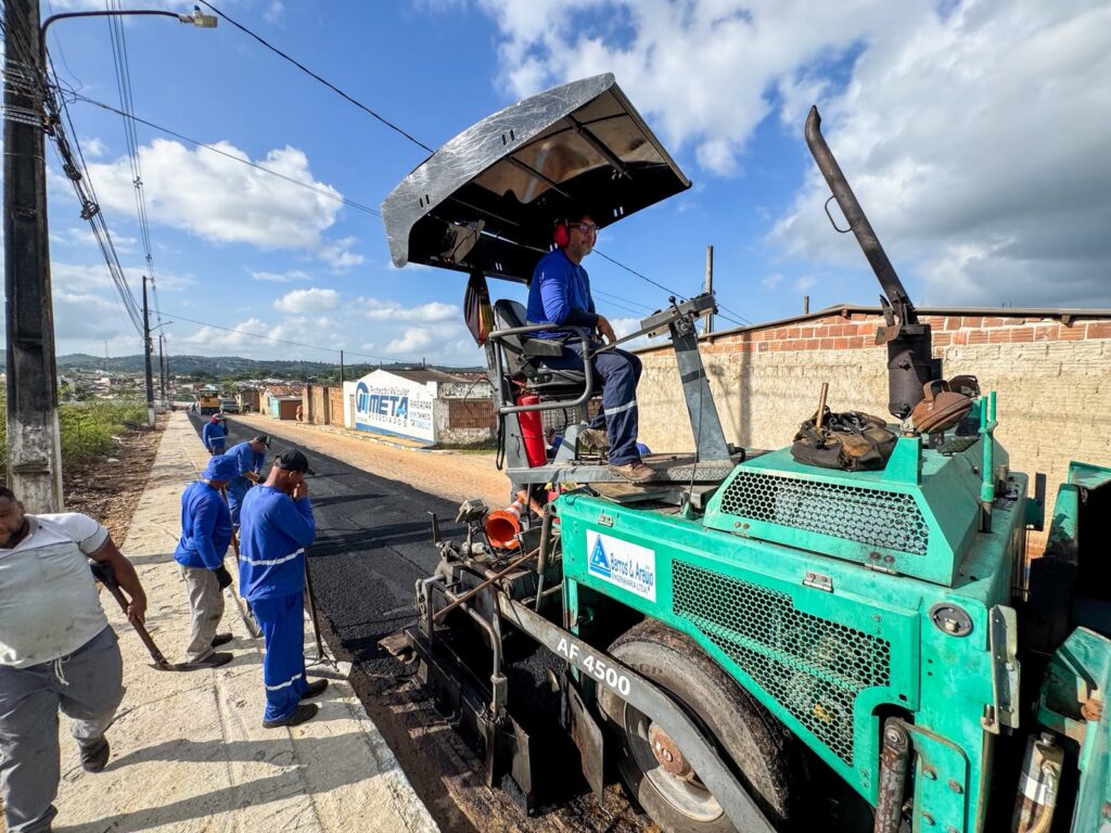 Prefeitura inicia capeamento de avenida e amplia pavimentação no Loteamento Conceição II